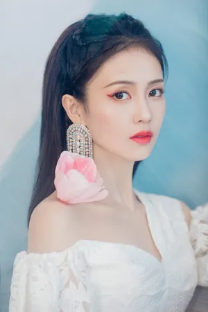 白鹿俏丽优雅少女感写真图片_1