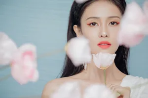 白鹿俏丽优雅少女感写真图片_2