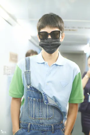 杨洋背带裤元气清爽街拍图片_3