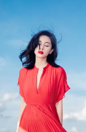 王子文妩媚红裙写真图片