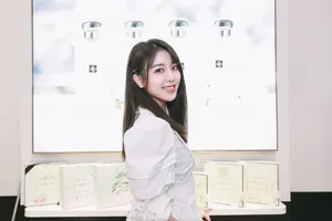 刘人语性感白裙活动照图片_3