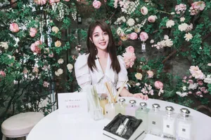 刘人语性感白裙活动照图片_7