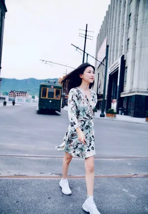 朱珠印花裙清爽街拍图片