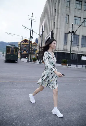 朱珠印花裙清爽街拍图片_3