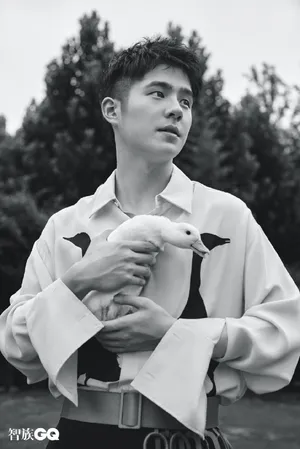 刘昊然最新时尚帅气写真大片_12