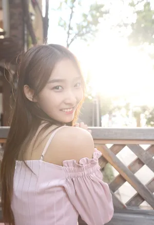 高颖浠粉色露肩裙甜美性感图片第5张