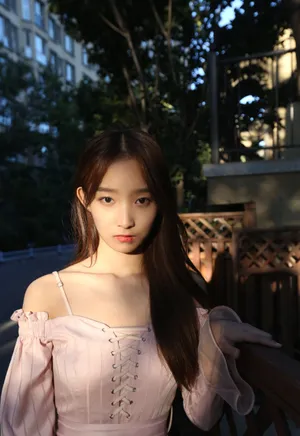 高颖浠粉色露肩裙甜美性感图片第8张