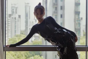 张嘉倪吊带皮裙性感写真图片_3
