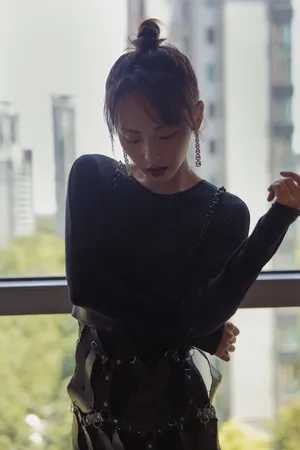 张嘉倪吊带皮裙性感写真图片_4