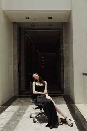 迪丽热巴吊带黑裙性感写真图片_6