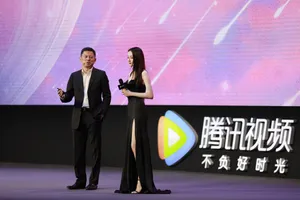 迪丽热巴吊带黑裙性感写真图片_8