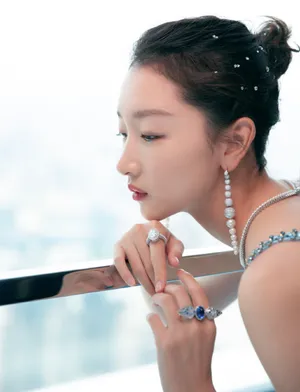 周冬雨丸子头梦幻甜美写真_1
