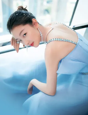 周冬雨丸子头梦幻甜美写真_3