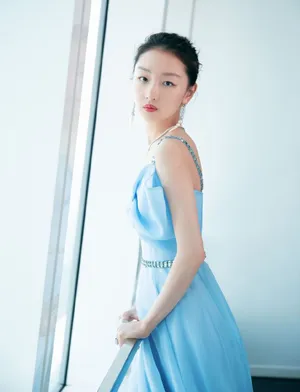 周冬雨丸子头梦幻甜美写真_4