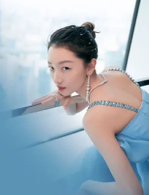 周冬雨丸子头梦幻甜美写真_5