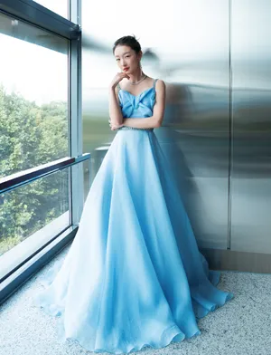 周冬雨丸子头梦幻甜美写真_6