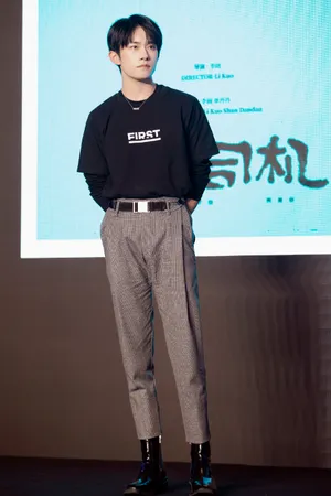 易烊千玺清爽酷黑活动图片_4
