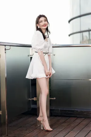江疏影白裙优雅小清新写真图片