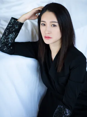 李小冉优雅黑色连衣裙性感图片_8