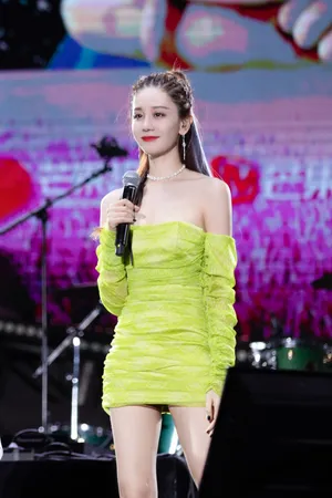 海陆甜酷绿色半裙舞台照图片