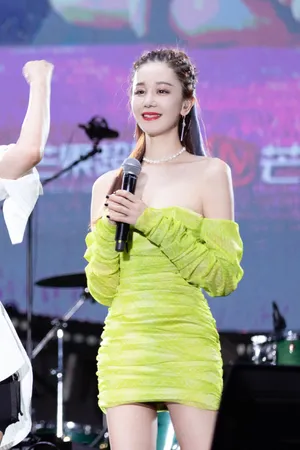 海陆甜酷绿色半裙舞台照图片