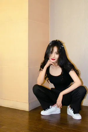 杨幂露腰装俏皮私服照图片