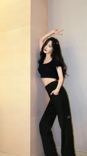 杨幂露腰装俏皮私服照图片_3