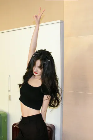 杨幂露腰装俏皮私服照图片_4