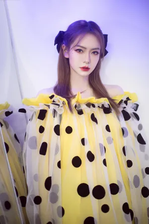 戚薇波点斗篷裙性感美艳图片