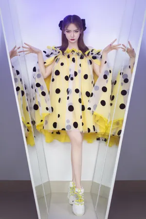 戚薇波点斗篷裙性感美艳图片_1