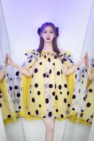 戚薇波点斗篷裙性感美艳图片_4