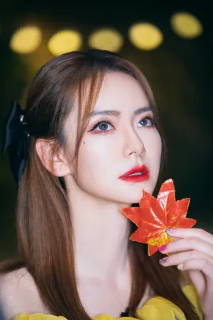戚薇波点斗篷裙性感美艳图片_8