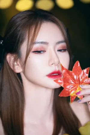 戚薇波点斗篷裙性感美艳图片_9