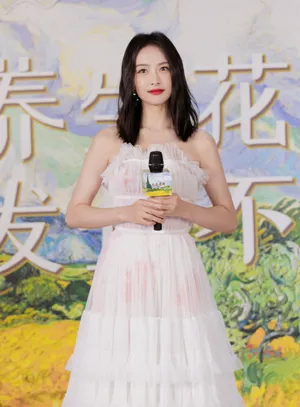 宋茜云朵梦幻礼裙活动照图片_3