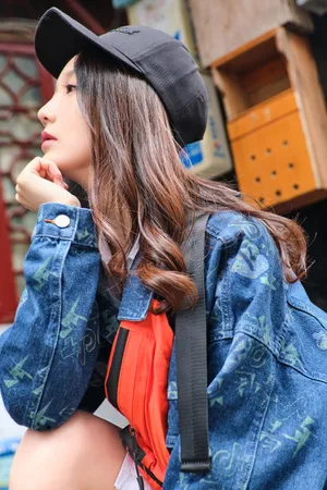刘力菲牛仔印花外套写真图片_2