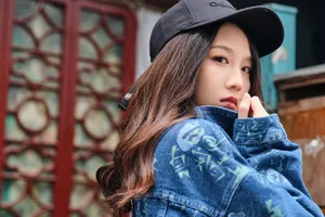 刘力菲牛仔印花外套写真图片_4