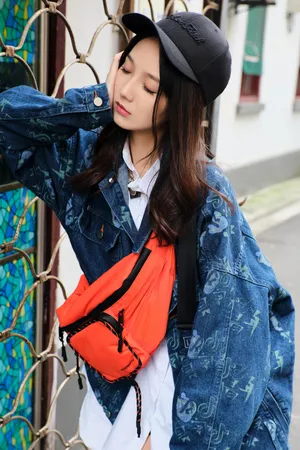 刘力菲牛仔印花外套写真图片_5