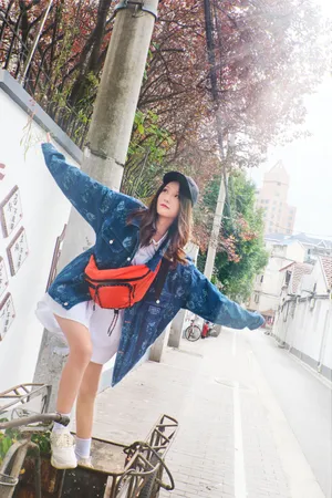 刘力菲牛仔印花外套写真图片_8