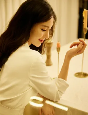 金晨优雅性感白裙写真图片_4