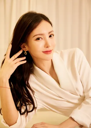 金晨优雅性感白裙写真图片第7张