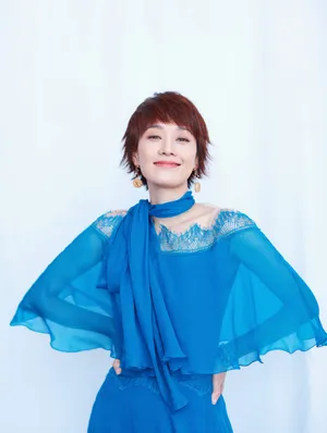 马伊琍宝蓝长裙优雅性感写真_9