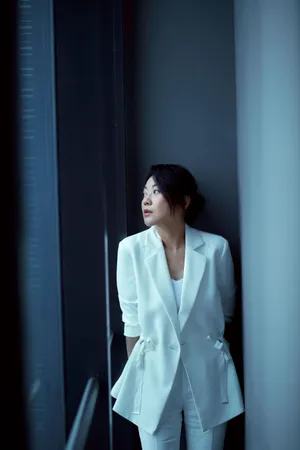 闫妮白色丝带西装写真图片