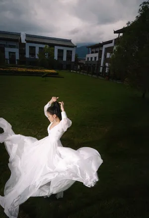 陈紫函深V白裙性感写真图片_2