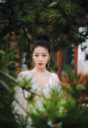 陈紫函深V白裙性感写真图片_3