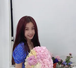 虞书欣紫裙甜美自拍图片第4张