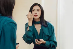 姚晨紫裙红唇性感写真图片_2