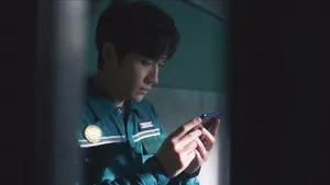 朱一龙吴邪帅气工装剧照图片_3
