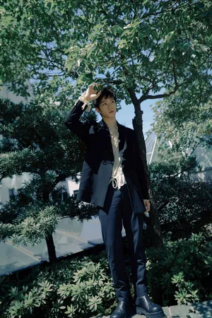 余承恩俊朗西服写真图片_6