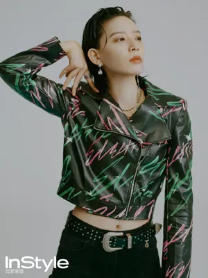 李斯丹妮格纹西装干练写真图片第3张