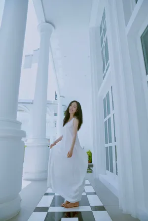 娄艺潇清新白裙夏日写真图片第5张